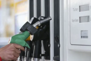 “Petroldeki Fiyat Artışı Motorin Fiyatlarını Artırıyor: Tüketicilere Depolarını Doldurma Uyarısı”